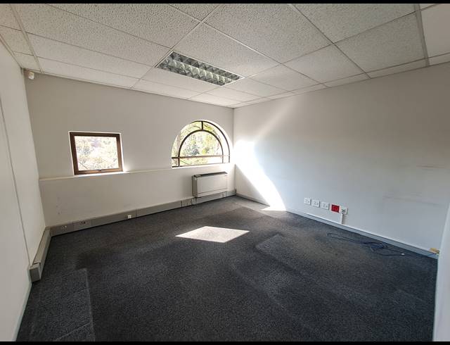 137M² OFFICE TO LET IN HYDE PARK